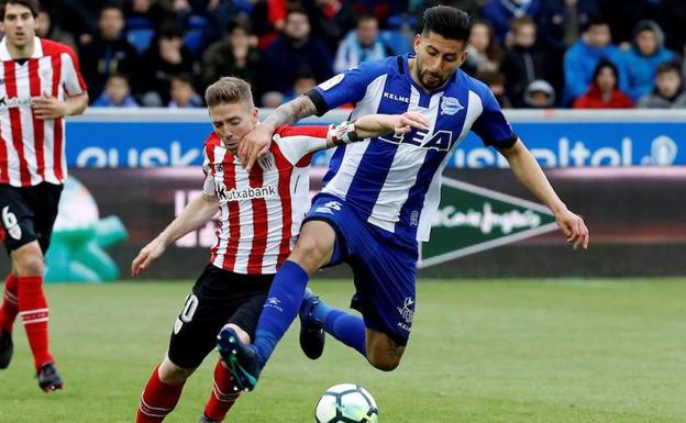 Maripán arrebata la pelota a Muniain.