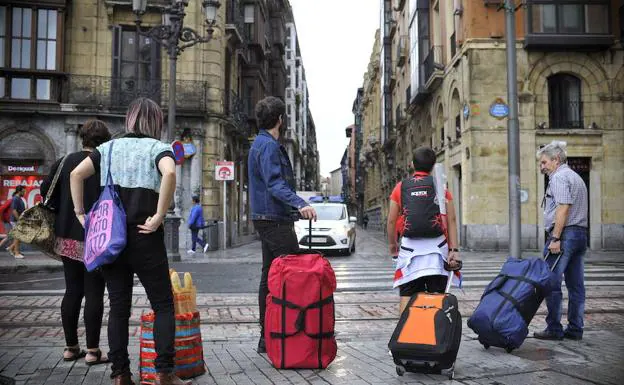 Un grupo de turistas recien llegados a Bilbao, a punto de entrar en el Casco Viejo.