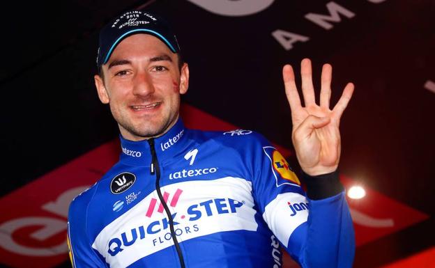 Viviani celebra su triunfo.