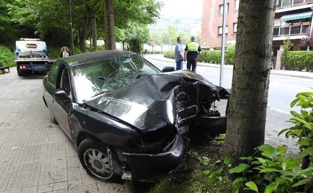 Dos jóvenes heridos tras empotrar su coche contra un árbol en Txurdinaga