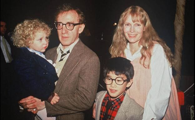 Woody Allen y Mia Farrow, junto a sus hijos Moses y Dylan, en una fotografía tomada en 1987.