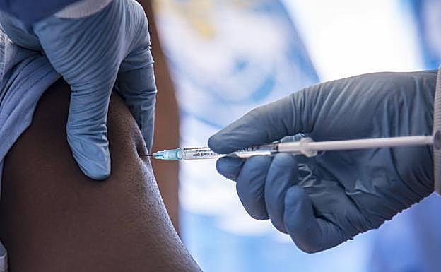 Un trabajador de la Organización Mundial de la Salud (OMS) administra una inyección durante el lanzamiento de una vacuna experimental contra el ébola.