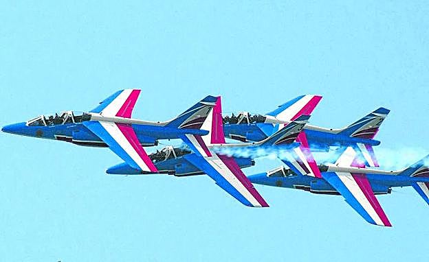 Varios aviones de la Patrouille de France hacen la espiga durante el evento del sábado.