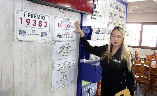 El bar Jema de Miranda de Ebro exhibió su euromillonario premio hasta ayer, como muestra una de sus empleadas.