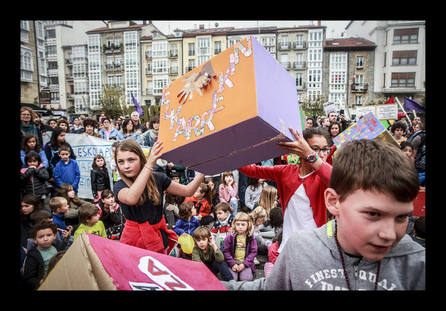 Fotos: La escuela pública clama contra la segregación en las aulas de Vitoria
