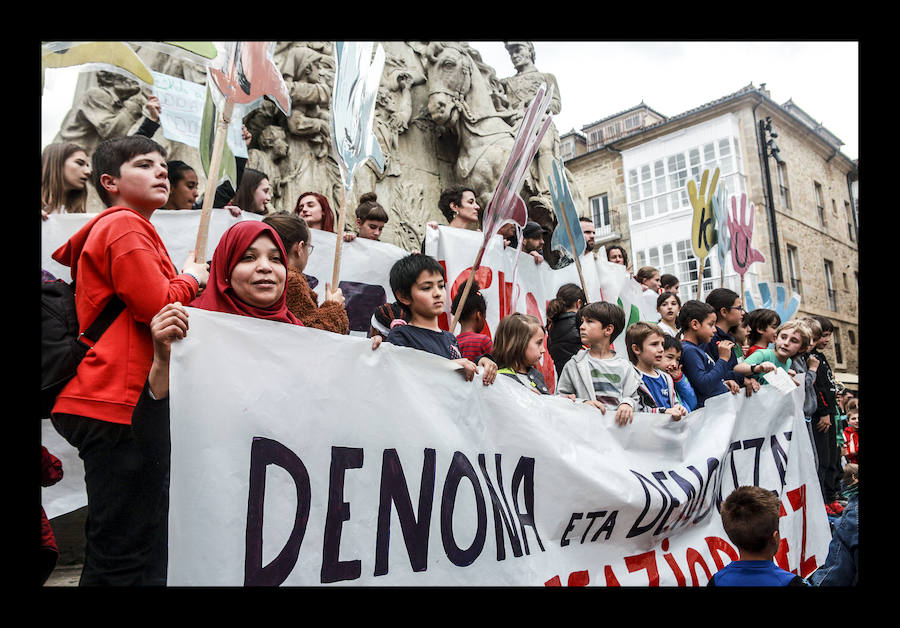 Fotos: La escuela pública clama contra la segregación en las aulas de Vitoria
