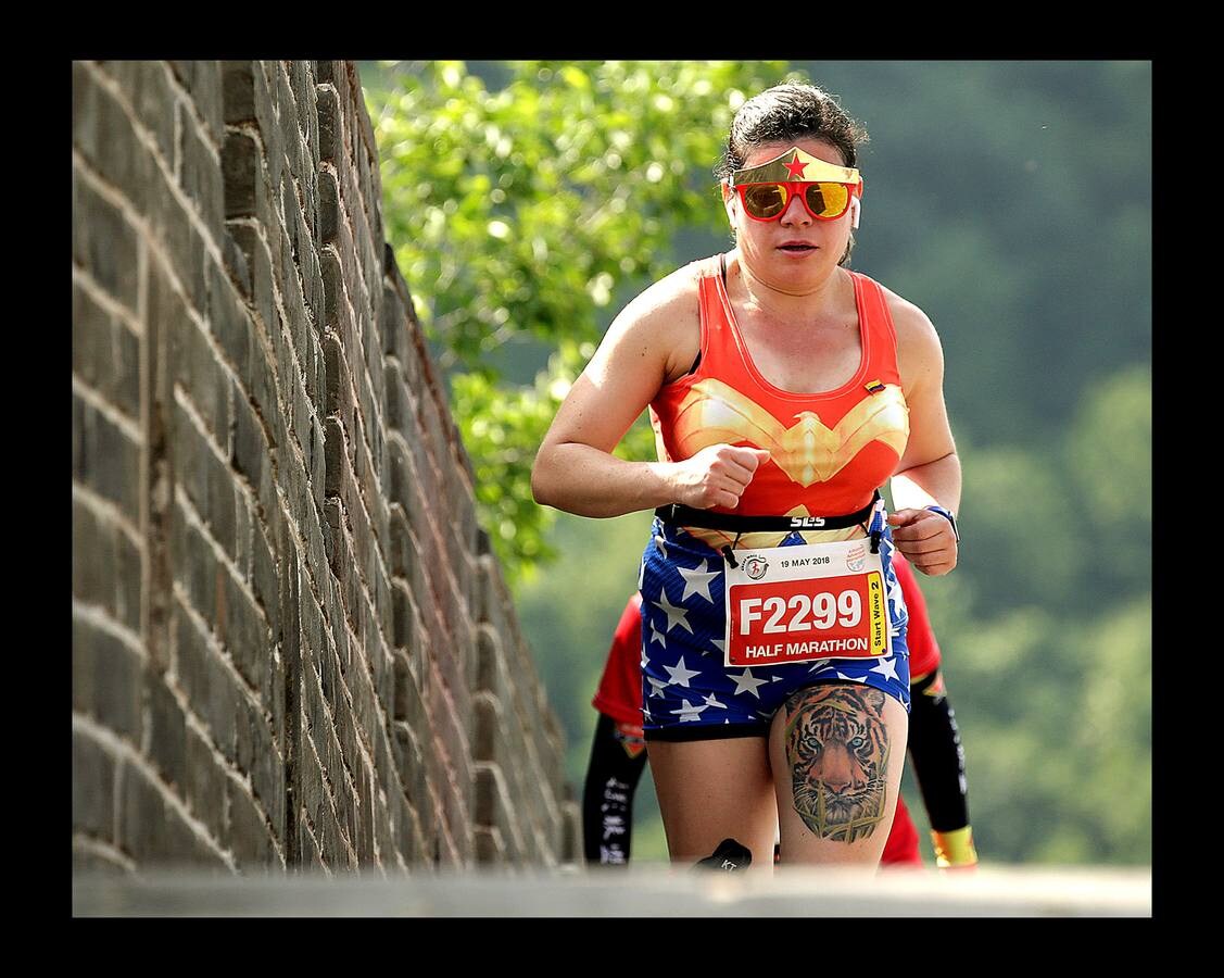 Desde su creación en 1999, el maratón de la Gran Muralla china ha sido considerado como una de las pruebas más difíciles. La competición se desarrolla en el pintoresco escenario de Huangyaguan, en la provincia de Tianjin, China. Más de 2500 corredores de 60 países participaron en la edición del año pasado en esta maravilla del mundo, que comenzó a construirse en el año 215 A.C. bajo las órdenes del emperador Qin Shi Huangdi. Los factores climáticos y los interminables escalones (un total de 5.164, de altura y ancho variable) provocan que los tiempos para completar la prueba nunca hayan bajado de las tres horas. El actual ganador, el polaco Marcin Swierc, cruzó la meta en 3 horas, 14 minutos y 34 segundos.