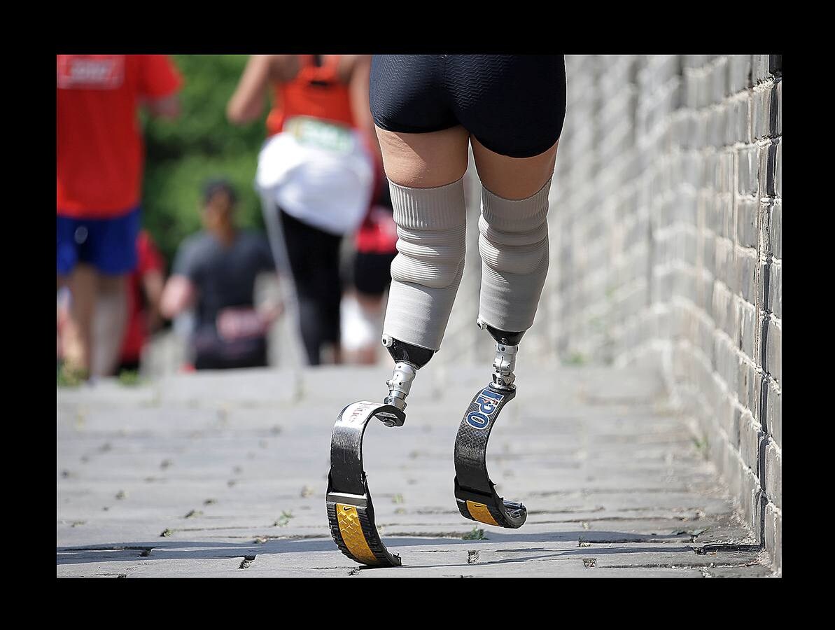 Desde su creación en 1999, el maratón de la Gran Muralla china ha sido considerado como una de las pruebas más difíciles. La competición se desarrolla en el pintoresco escenario de Huangyaguan, en la provincia de Tianjin, China. Más de 2500 corredores de 60 países participaron en la edición del año pasado en esta maravilla del mundo, que comenzó a construirse en el año 215 A.C. bajo las órdenes del emperador Qin Shi Huangdi. Los factores climáticos y los interminables escalones (un total de 5.164, de altura y ancho variable) provocan que los tiempos para completar la prueba nunca hayan bajado de las tres horas. El actual ganador, el polaco Marcin Swierc, cruzó la meta en 3 horas, 14 minutos y 34 segundos.