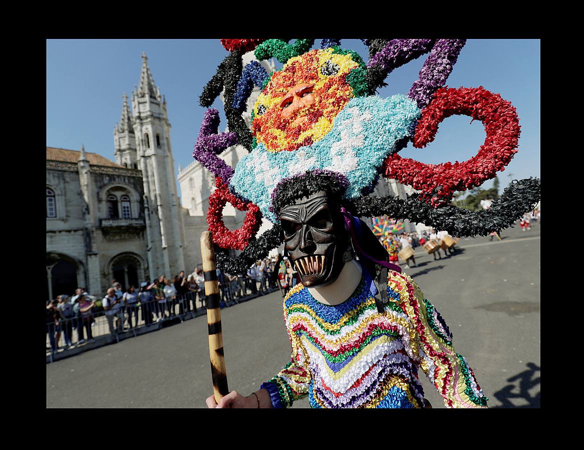 El Festival Internacional de la Máscara Ibérica se celebra desde 2006 para promover y difundir aspectos de la cultura popular comunes en Portugal y España, con un tema central: la máscara. La muestra, pionera en este tipo de manifestaciones, es considerada una de las más importantes de cuantas se celebran en torno a las tradiciones y personajes del carnaval. Cada año reúne a grupos originarios de diferentes regiones de España y Portugal, que deslumbran a la ciudad de Lisboa por la riqueza histórica y artística de sus máscaras. En la edición de este año se han celebrado también desfiles, conciertos y bailes para cientos de participantes.