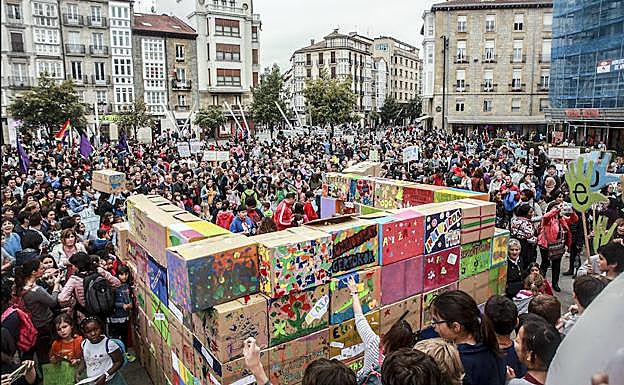 Los manifestantes construyeron con cajas de cartón, que contenían mensajes, las paredes de la escuela pública deseada. 