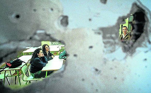 ETA perpetró un ataque con granadas en San Sebastián en 1998 que alcanzó al instituto Peñaflorida, causando graves destrozos en su fachada.