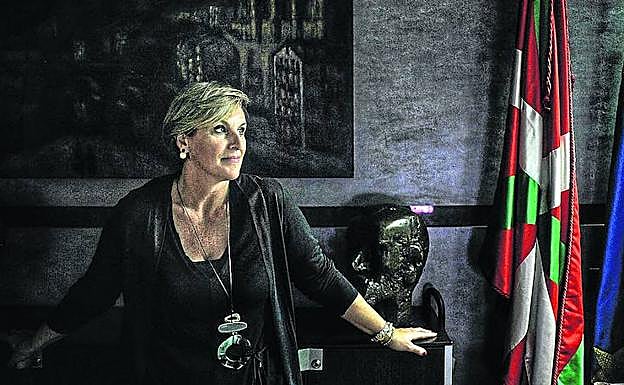 La presidenta del PNV de Bizkaia, Itxaso Atutxa, posa en un rincón de Sabin Etxea junto a la ikurriña y la bandera europea.