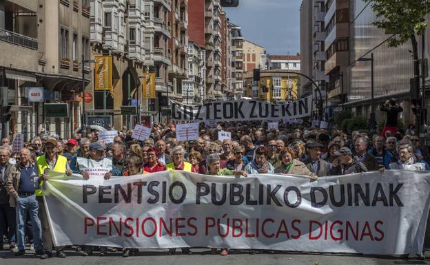 Una multitudinaria manifestación ha vuelto a tomar este sábado las calles de Vitoria para reclamar pensiones dignas.