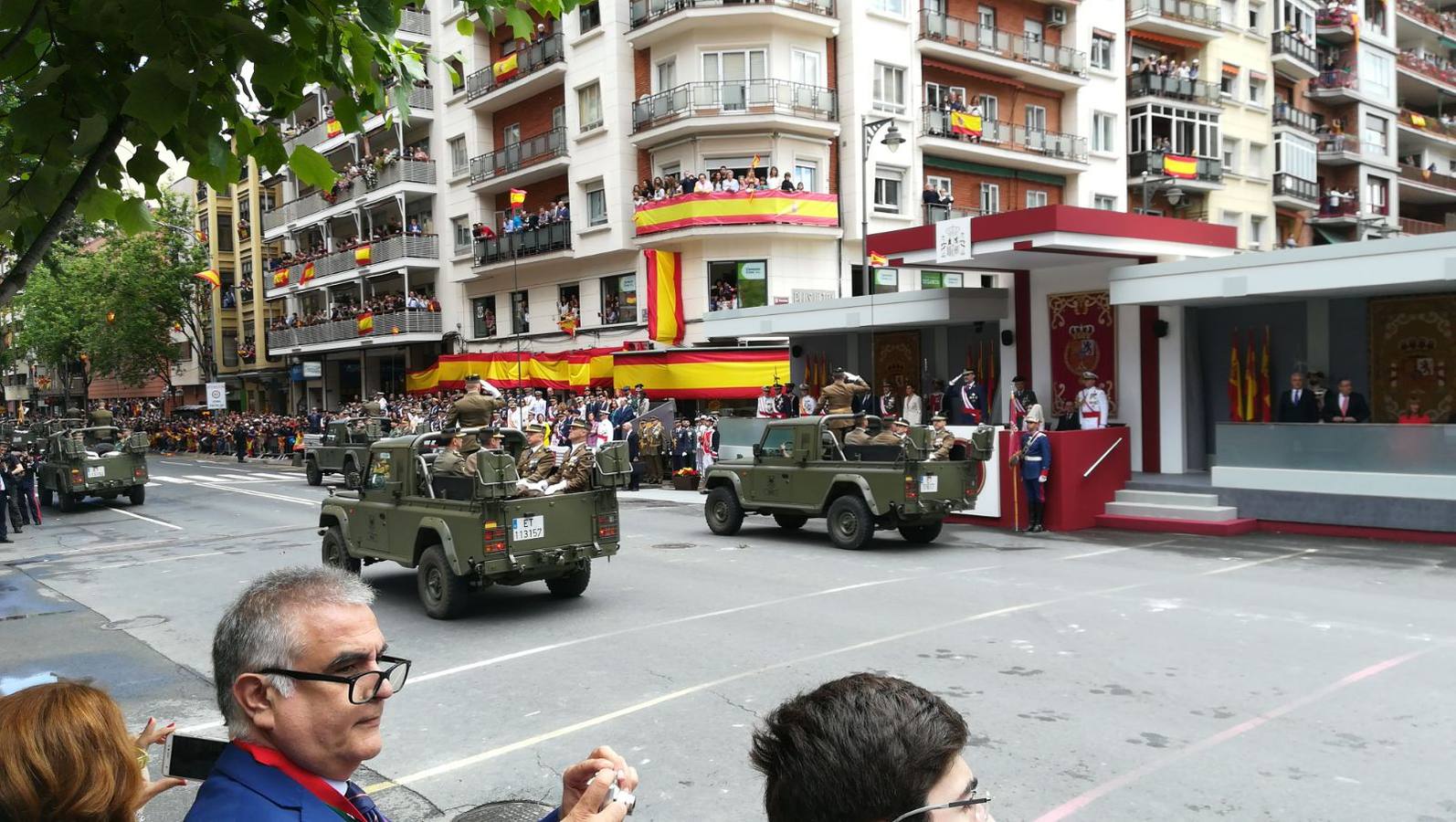 El Rey, vestido con uniforme del Ejército del Aire, ha recibido los honores de ordenanza y pasado revista a un batallón de honores de la Guardia Real