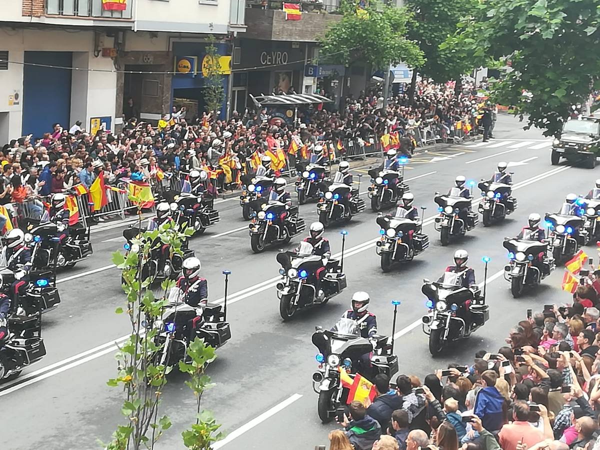 El Rey, vestido con uniforme del Ejército del Aire, ha recibido los honores de ordenanza y pasado revista a un batallón de honores de la Guardia Real