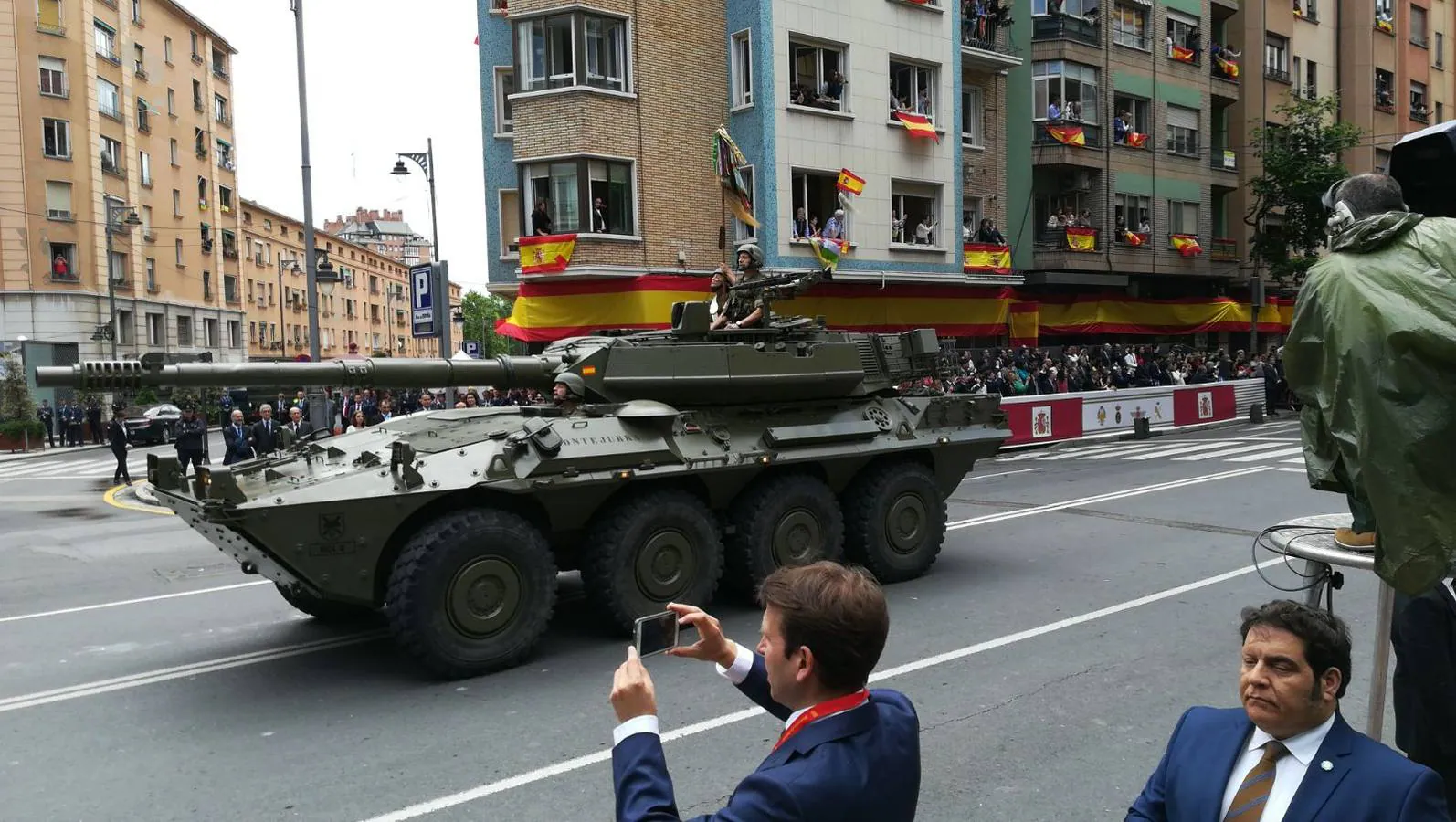 El Rey, vestido con uniforme del Ejército del Aire, ha recibido los honores de ordenanza y pasado revista a un batallón de honores de la Guardia Real