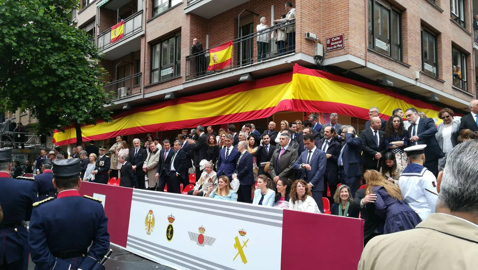 El Rey, vestido con uniforme del Ejército del Aire, ha recibido los honores de ordenanza y pasado revista a un batallón de honores de la Guardia Real