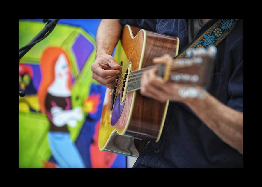 El festival musical Hirian en Bilbao La Vieja y numerosas actividades repartidas por la ciudad convirtieron la jornada en una fiesta 