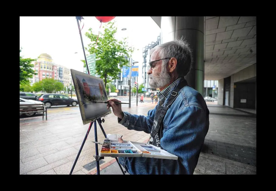 El festival musical Hirian en Bilbao La Vieja y numerosas actividades repartidas por la ciudad convirtieron la jornada en una fiesta 