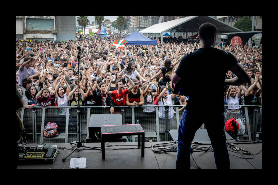 Más de 100.000 personas disfrutan del Ibilaldia, una jornada para sacar a las calles una lengua vasca que las instituciones se comprometen a difundir con la mejora del sistema de enseñanza