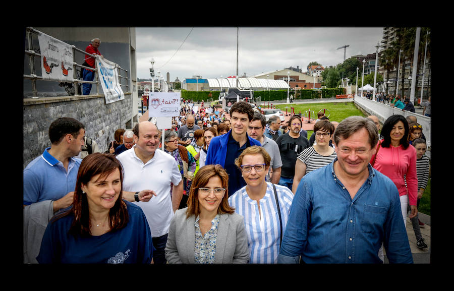 Más de 100.000 personas disfrutan del Ibilaldia, una jornada para sacar a las calles una lengua vasca que las instituciones se comprometen a difundir con la mejora del sistema de enseñanza