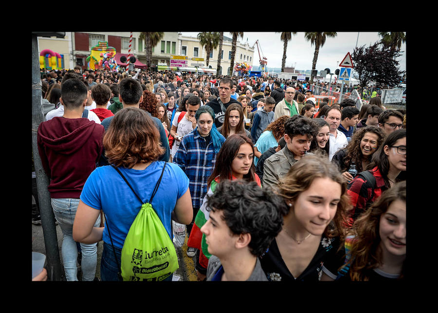 Más de 100.000 personas disfrutan del Ibilaldia, una jornada para sacar a las calles una lengua vasca que las instituciones se comprometen a difundir con la mejora del sistema de enseñanza