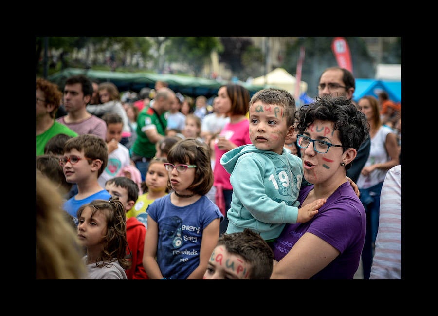 Más de 100.000 personas disfrutan del Ibilaldia, una jornada para sacar a las calles una lengua vasca que las instituciones se comprometen a difundir con la mejora del sistema de enseñanza