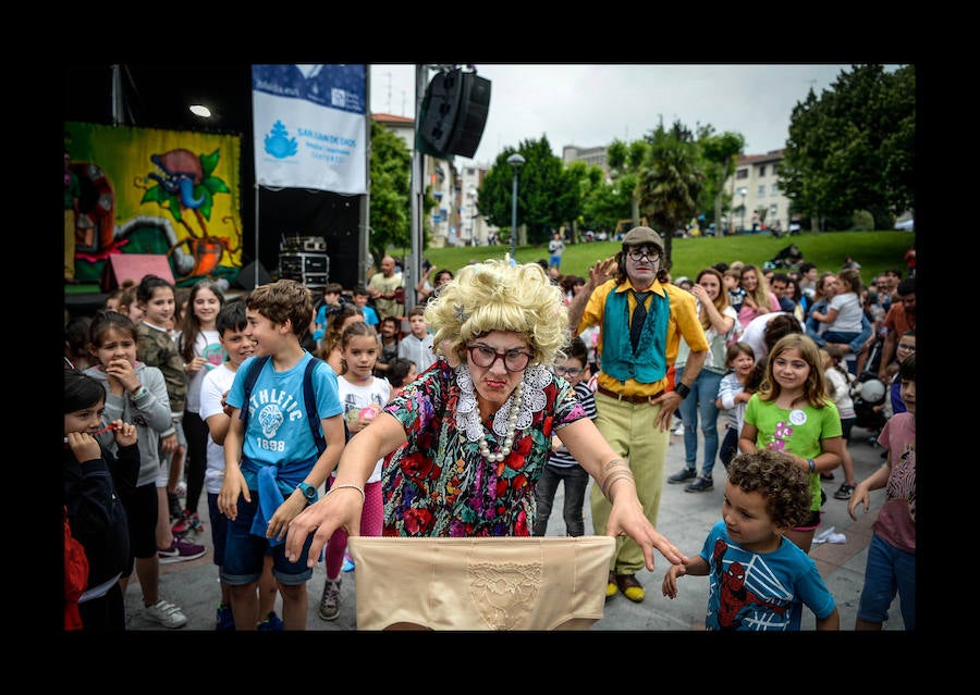 Más de 100.000 personas disfrutan del Ibilaldia, una jornada para sacar a las calles una lengua vasca que las instituciones se comprometen a difundir con la mejora del sistema de enseñanza