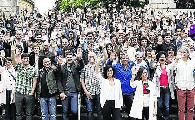 El alcalde de Vitoria (abajo, segundo por la derecha), Gorka Urtaran, se sumó ayer al acto de Gure Esku Dago en Gernika. 