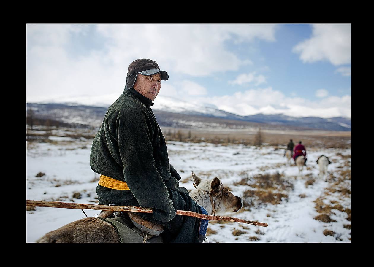 Los Dukha son un pueblo que sobrevive de la caza y pastoreando renos en las montañas Sayan, en Mongolia, una zona que se extiende a ambos lados de la frontera con Rusia. En 2012 el gobierno decidió que buena parte de sus tierras se convirtieran en parque nacional para proteger el ecosistema. La medida acabó con cuotas de caza establecidas en la era soviética, que permitían su sustento y la conservación de la vida natural, y los forzó a capturar animales como el alce y el ciervo rojo en un número que hacía difícil su subsistencia. Ahora, los Dukha reciben una compensación por la prohibición de la caza, pero muchos sienten que han perdido su identidad. 