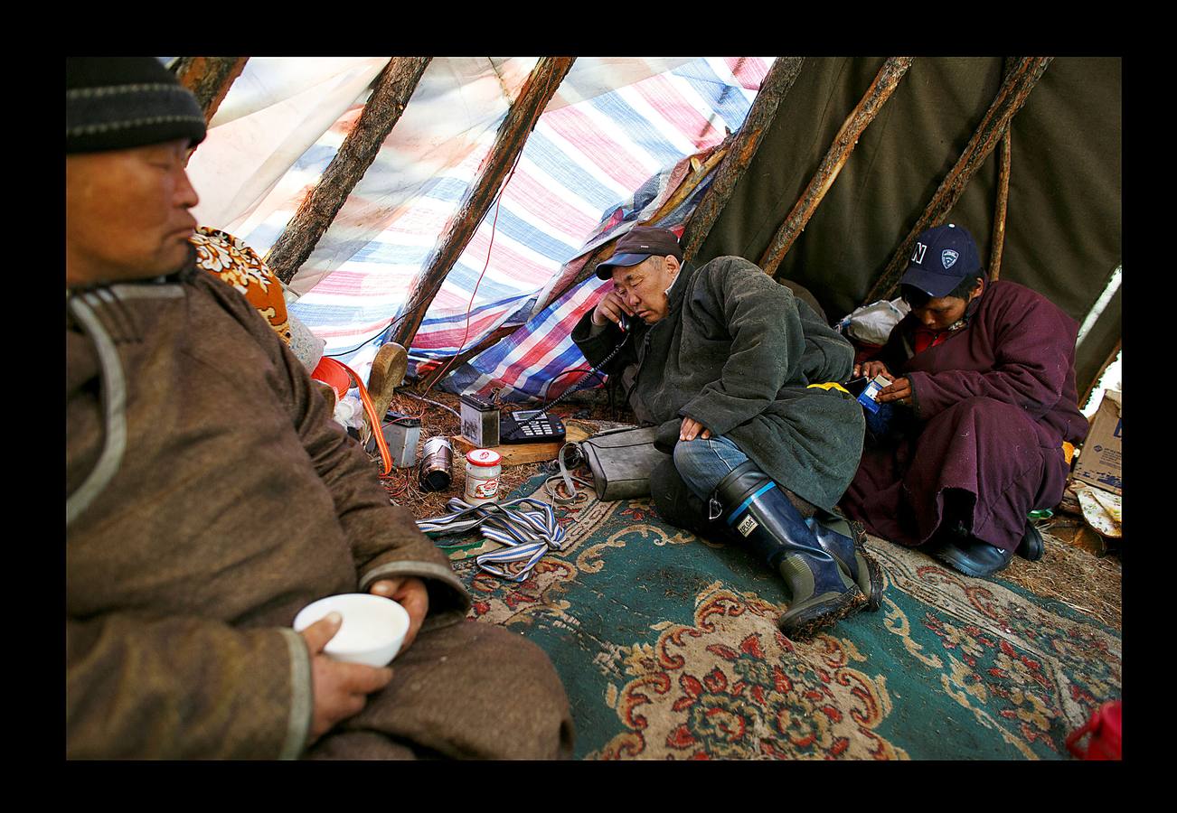 Los Dukha son un pueblo que sobrevive de la caza y pastoreando renos en las montañas Sayan, en Mongolia, una zona que se extiende a ambos lados de la frontera con Rusia. En 2012 el gobierno decidió que buena parte de sus tierras se convirtieran en parque nacional para proteger el ecosistema. La medida acabó con cuotas de caza establecidas en la era soviética, que permitían su sustento y la conservación de la vida natural, y los forzó a capturar animales como el alce y el ciervo rojo en un número que hacía difícil su subsistencia. Ahora, los Dukha reciben una compensación por la prohibición de la caza, pero muchos sienten que han perdido su identidad. 