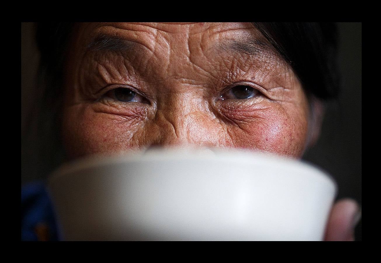 Los Dukha son un pueblo que sobrevive de la caza y pastoreando renos en las montañas Sayan, en Mongolia, una zona que se extiende a ambos lados de la frontera con Rusia. En 2012 el gobierno decidió que buena parte de sus tierras se convirtieran en parque nacional para proteger el ecosistema. La medida acabó con cuotas de caza establecidas en la era soviética, que permitían su sustento y la conservación de la vida natural, y los forzó a capturar animales como el alce y el ciervo rojo en un número que hacía difícil su subsistencia. Ahora, los Dukha reciben una compensación por la prohibición de la caza, pero muchos sienten que han perdido su identidad. 