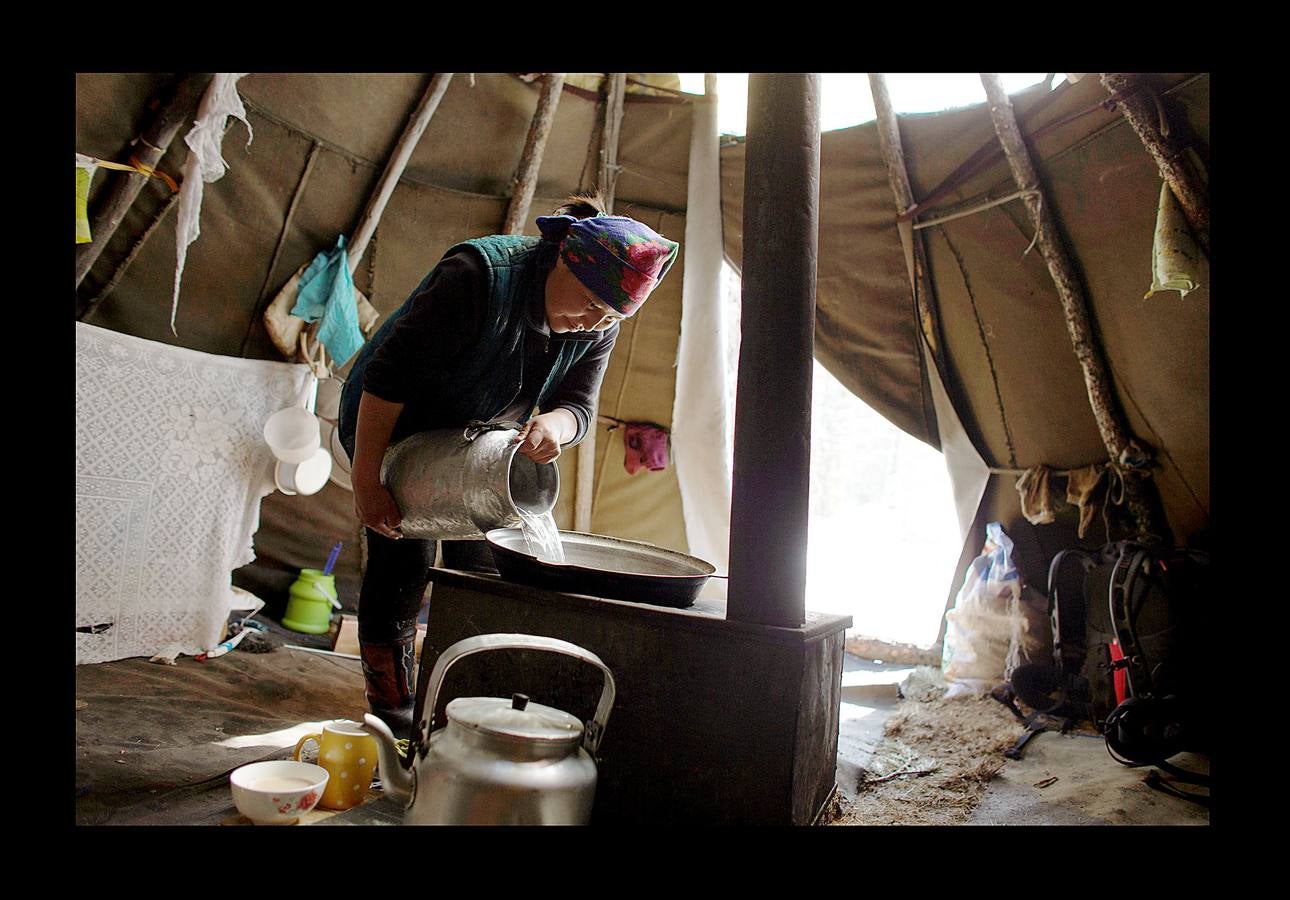 Los Dukha son un pueblo que sobrevive de la caza y pastoreando renos en las montañas Sayan, en Mongolia, una zona que se extiende a ambos lados de la frontera con Rusia. En 2012 el gobierno decidió que buena parte de sus tierras se convirtieran en parque nacional para proteger el ecosistema. La medida acabó con cuotas de caza establecidas en la era soviética, que permitían su sustento y la conservación de la vida natural, y los forzó a capturar animales como el alce y el ciervo rojo en un número que hacía difícil su subsistencia. Ahora, los Dukha reciben una compensación por la prohibición de la caza, pero muchos sienten que han perdido su identidad. 