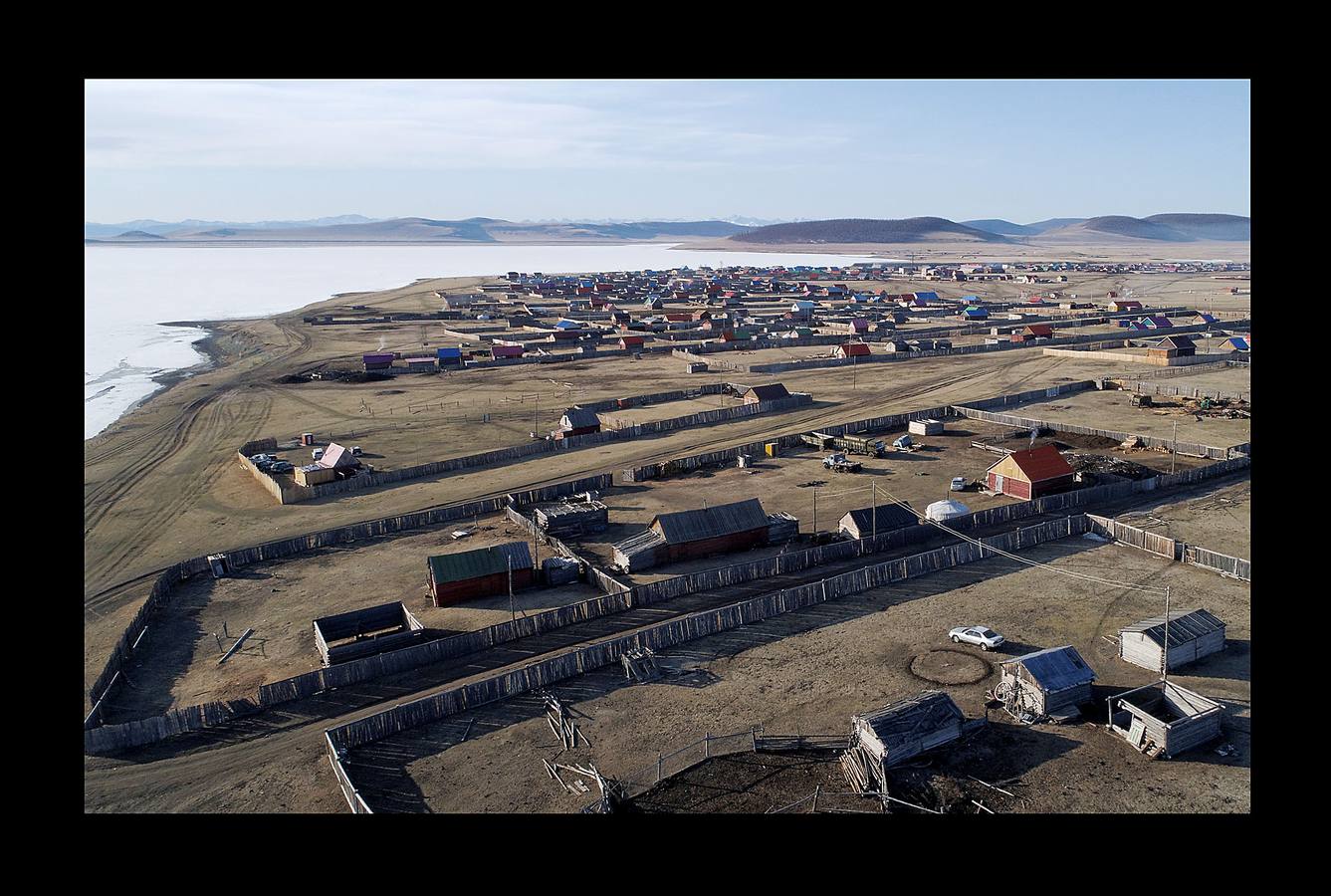 Los Dukha son un pueblo que sobrevive de la caza y pastoreando renos en las montañas Sayan, en Mongolia, una zona que se extiende a ambos lados de la frontera con Rusia. En 2012 el gobierno decidió que buena parte de sus tierras se convirtieran en parque nacional para proteger el ecosistema. La medida acabó con cuotas de caza establecidas en la era soviética, que permitían su sustento y la conservación de la vida natural, y los forzó a capturar animales como el alce y el ciervo rojo en un número que hacía difícil su subsistencia. Ahora, los Dukha reciben una compensación por la prohibición de la caza, pero muchos sienten que han perdido su identidad. 