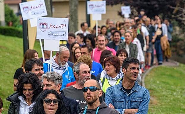 Hainbat pertsona, Santurtziko ibilaldian.