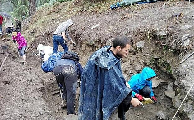 Jóvenes trabajan en las trincheras. 