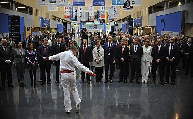 Autoridades e invitados asisten al aurresku de honor en la inauguración de la Bienal. 