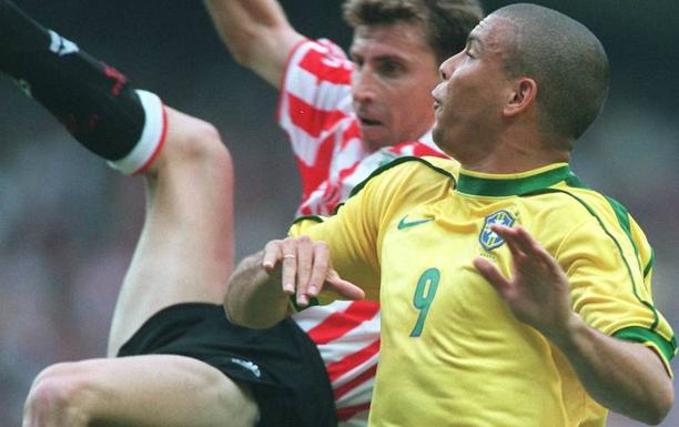 Imagen principal - Ronaldo y Carlos García pugnan en una jugada. A continuación, el presidente de la FIFA, el brasileño Joao Havelange, con el lehendakari Ardanza y José María Arrate. Finalmente, Roberto Carlos y Lasa, excompañeros en el Real Madrid, se saludan efusivamente.