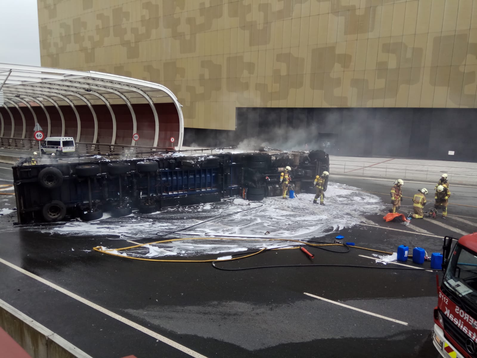 Fotos: Un camión arde en el centro de Bilbao