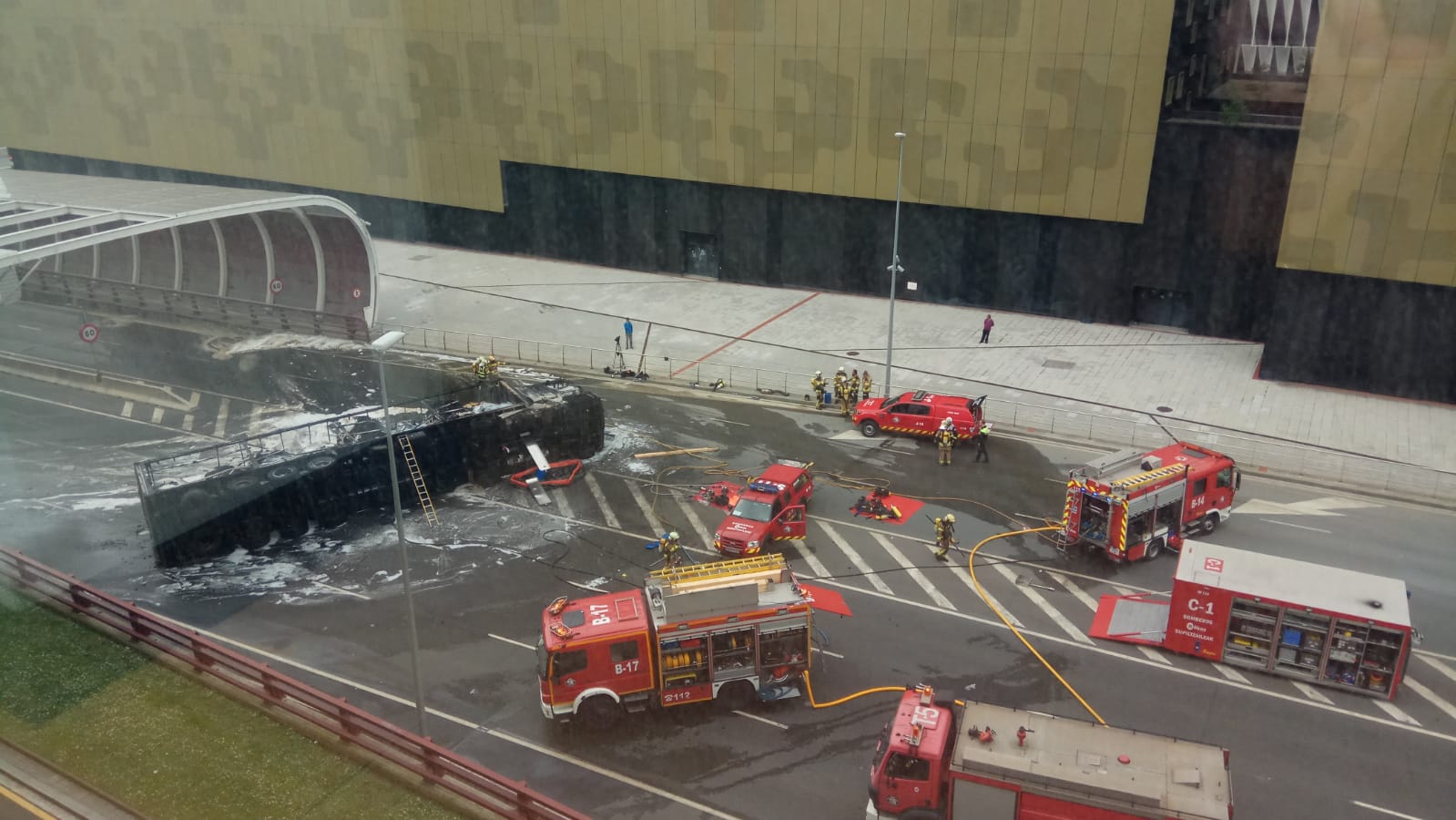 Fotos: Un camión arde en el centro de Bilbao