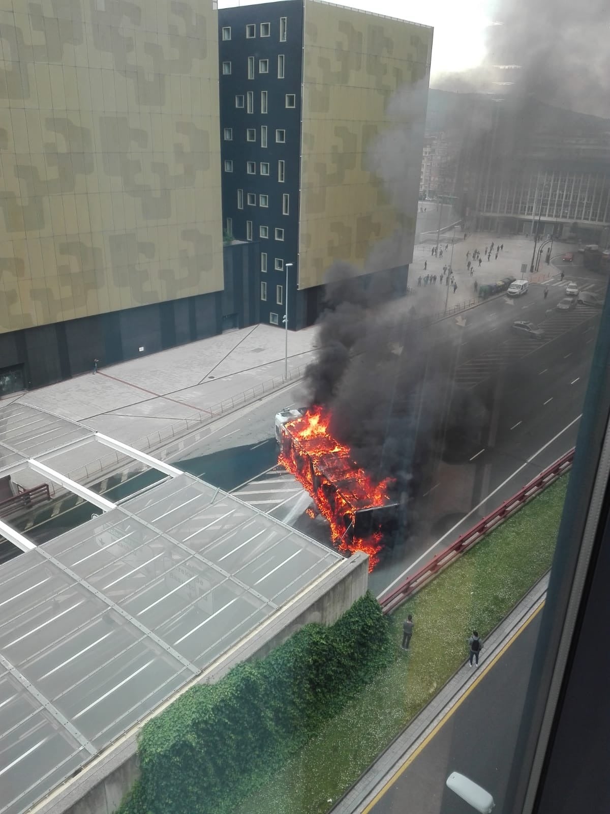 Fotos: Un camión arde en el centro de Bilbao