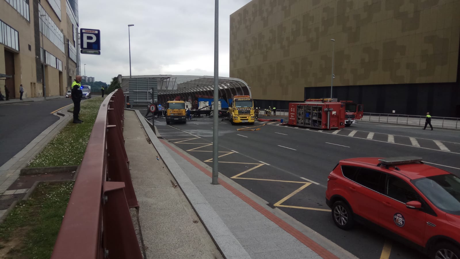 Fotos: Un camión arde en el centro de Bilbao