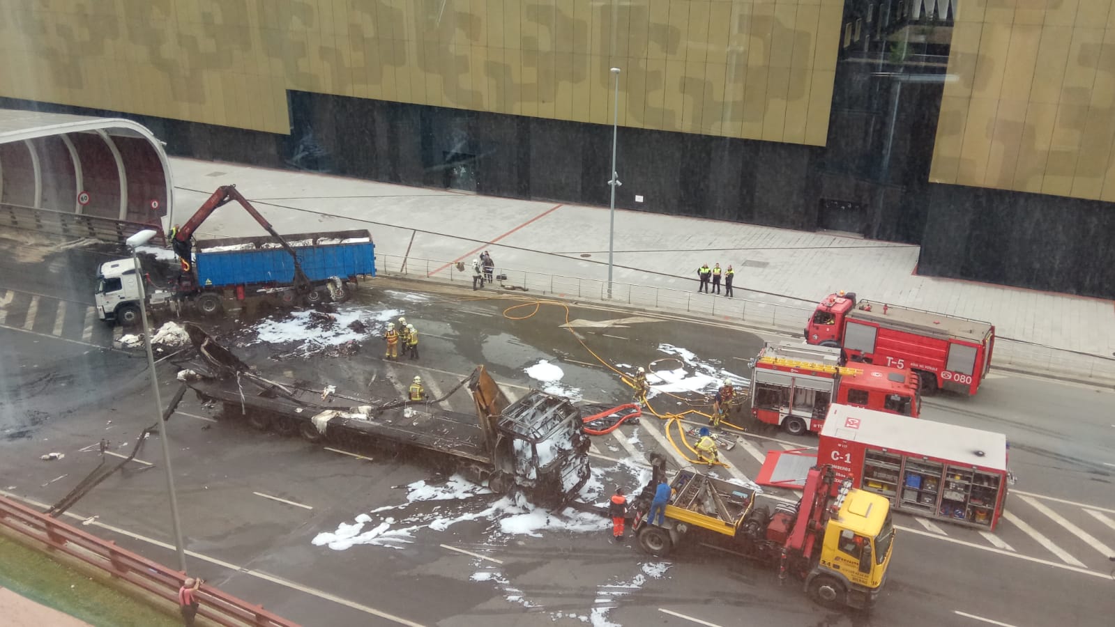 Fotos: Un camión arde en el centro de Bilbao