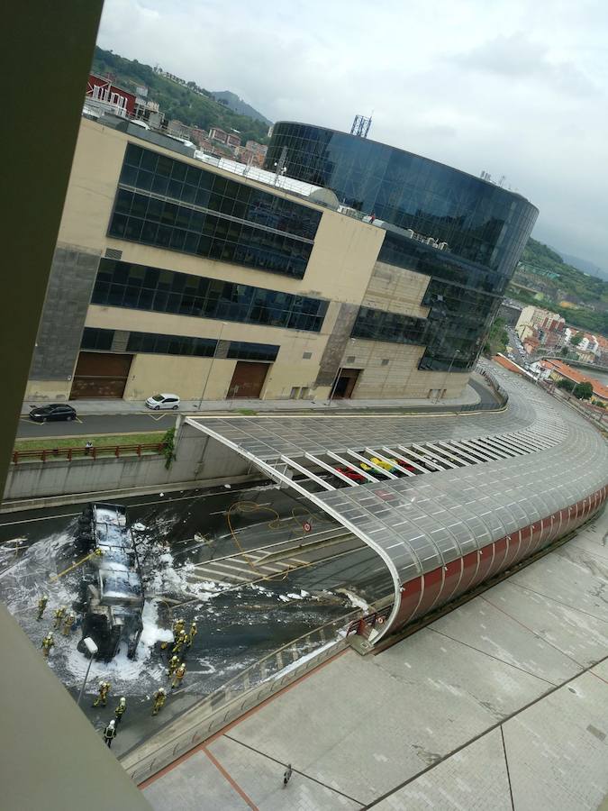 Fotos: Un camión arde en el centro de Bilbao