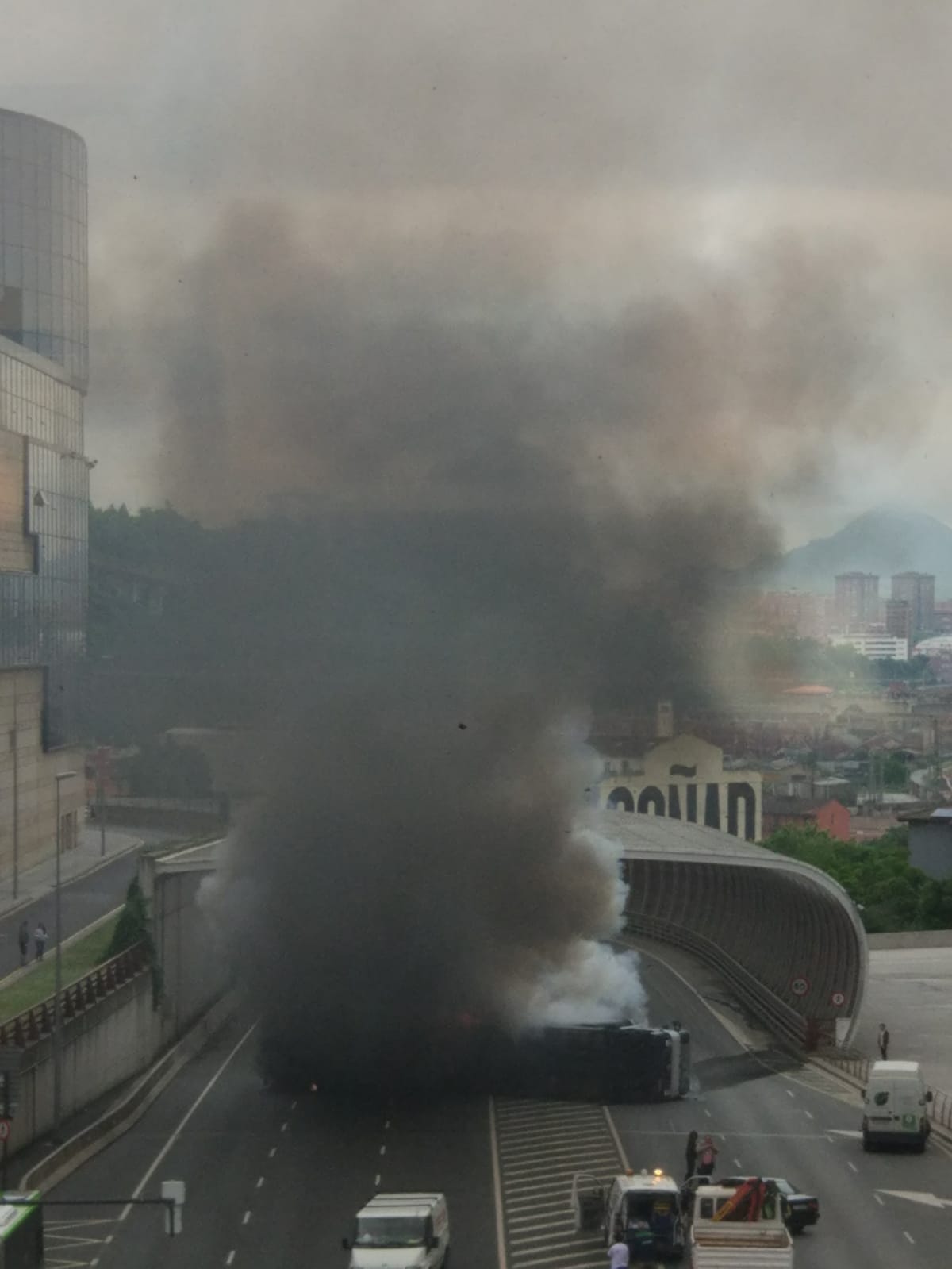 Fotos: Un camión arde en el centro de Bilbao