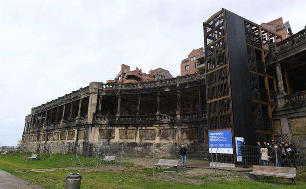 Un grupo se prepara para realizar una visita a las galerías de Punta Begoña. 