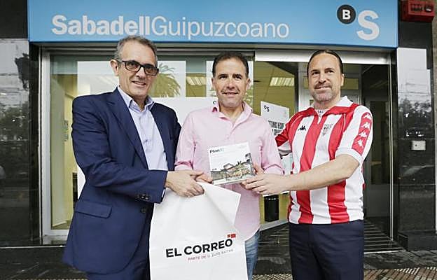 Alfredo Sánchez, de EL CORREO, y Juan José Gallo, director de la sucursal del Banco Sabadell Guipuzcoano en Santurtzi, entregan a Eugenio Rodríguez su premio.