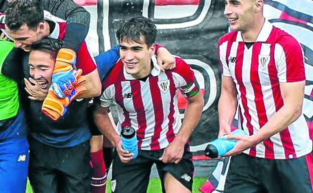 Undabarrena, en el centro, celebra la clasificación para el play-off.