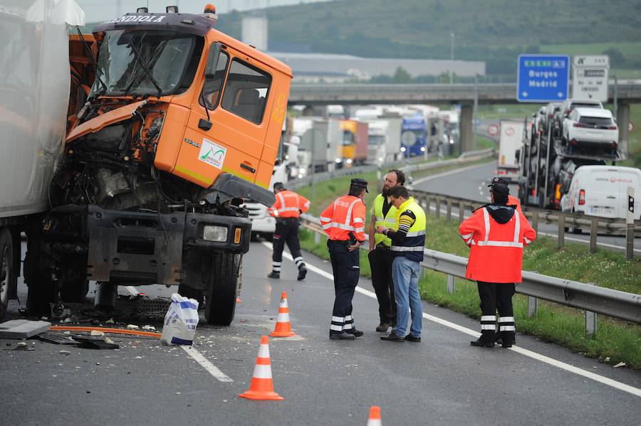 Fotos: Un accidente en la A-1 en Vitoria se salda con un herido y retenciones kilométricas