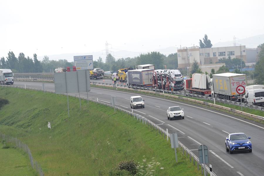 Fotos: Un accidente en la A-1 en Vitoria se salda con un herido y retenciones kilométricas